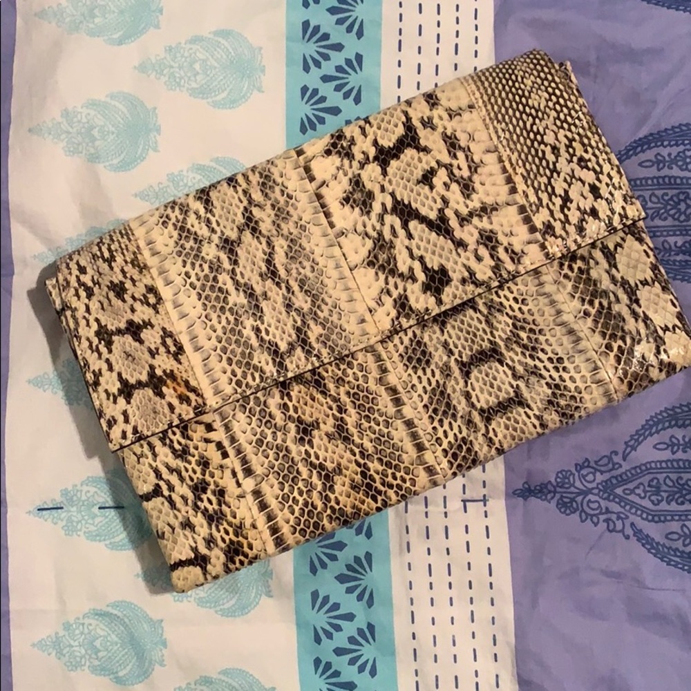 Purse. Snake print